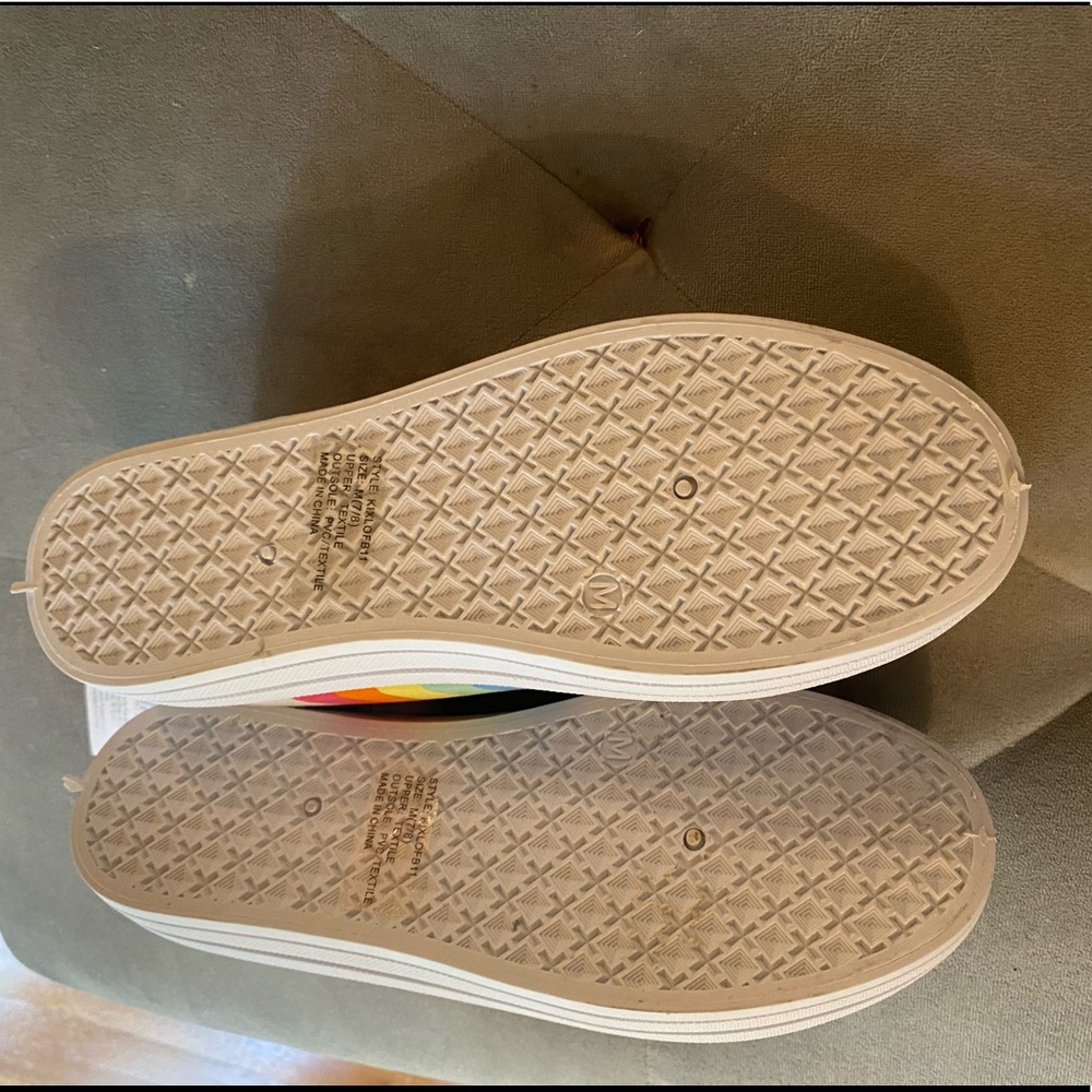 NWT Rainbow/pride sneakers Sz 7/8 - Picture 4 of 4